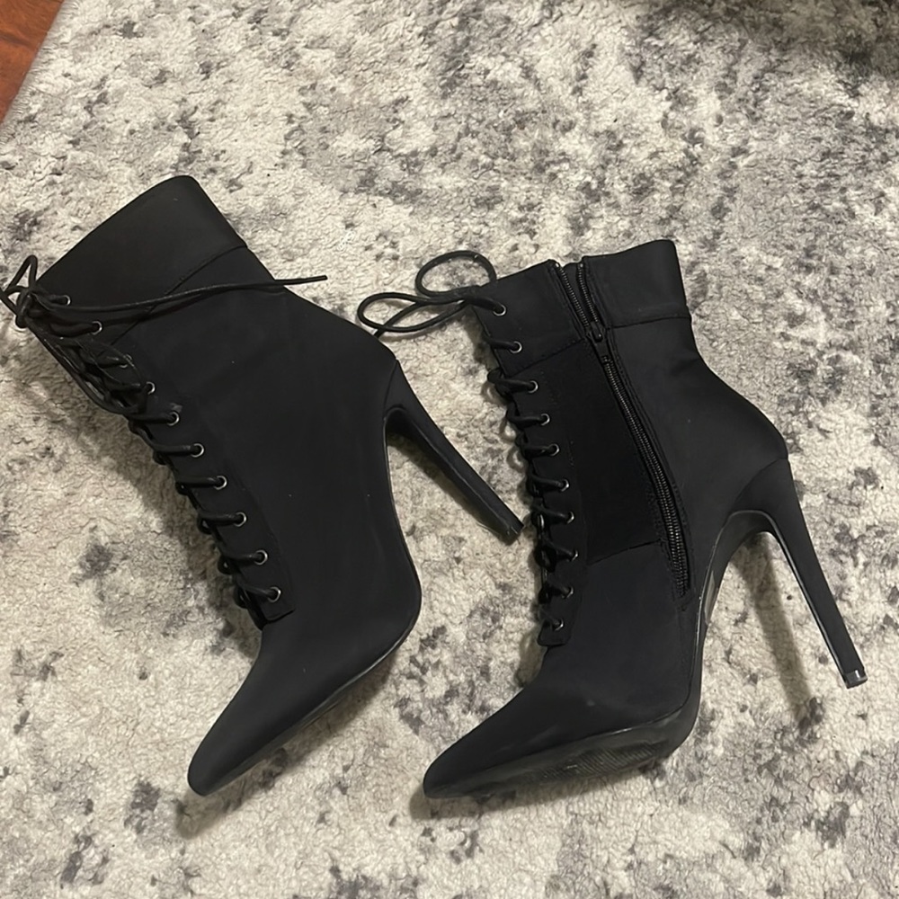 BLACK HEEL BOOTIES